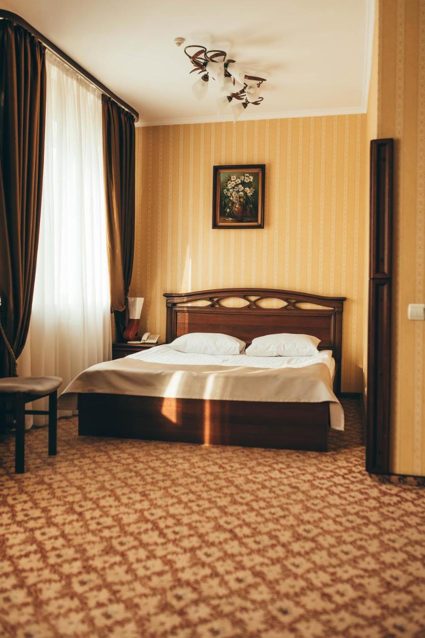Hotel-Restaurant Lyube Plus Khmelʼnytsʼkyy المظهر الخارجي الصورة